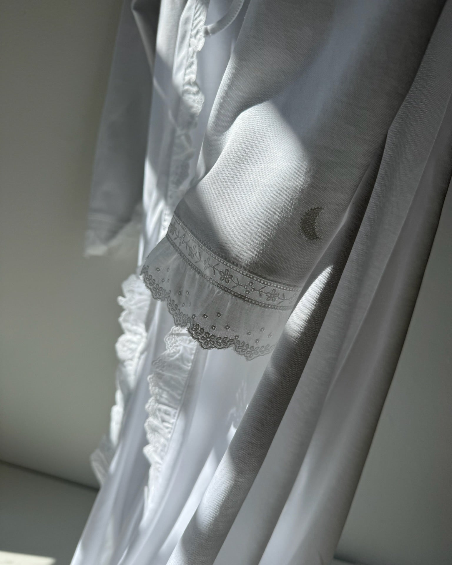 Bata Mujer Tira Bordada Blanca