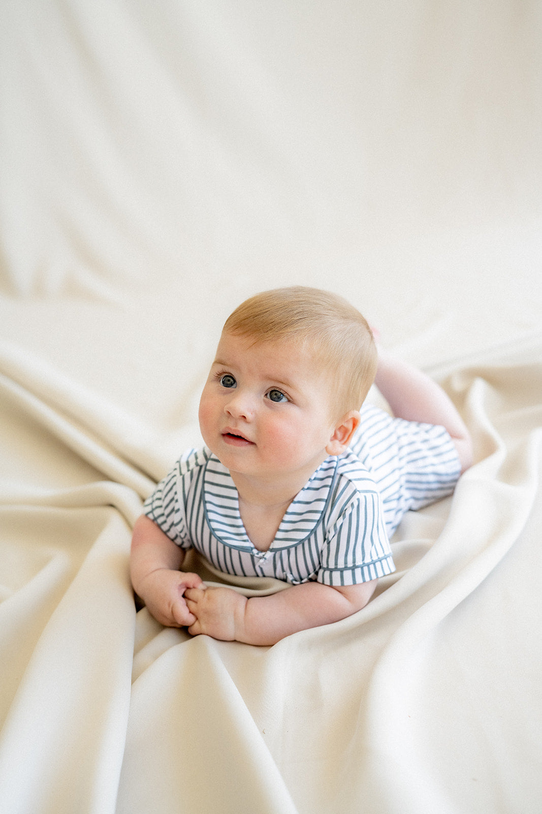 Pyjama bébé court à rayures bleu foncé