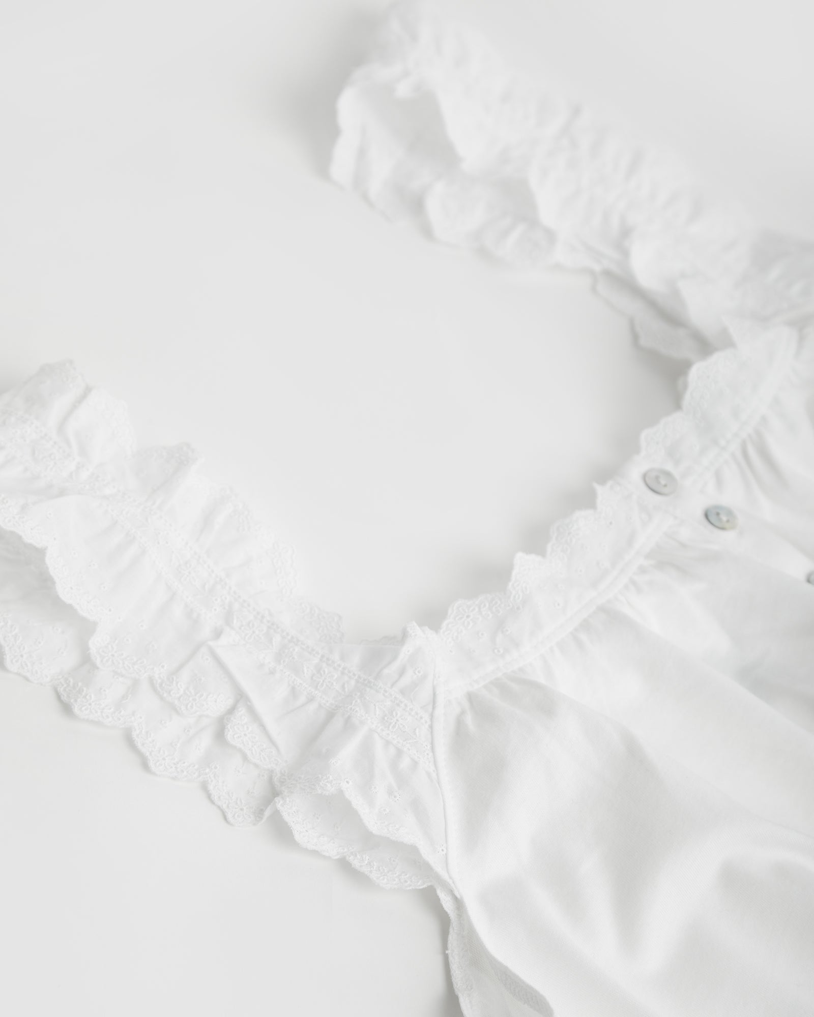 Pyjama femme à bandes blanches brodées